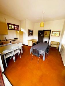 Zimmer mit einem Tisch und Stühlen sowie einer Küche in der Unterkunft Villa Relax Numana in Numana