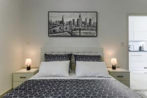 une chambre avec un grand lit avec deux lampes dans l'établissement Ivy Apartments, à Zadar