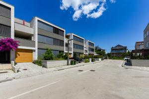 une rue vide devant un immeuble dans l'établissement Ivy Apartments, à Zadar