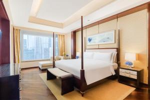 Letto o letti in una camera di The Ritz-Carlton, Shenzhen