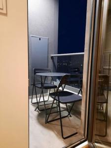 uma mesa e cadeiras num quarto com um espelho em Cozy one-bedroom apartment in Skopje em Skopje