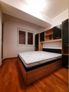 um quarto com uma cama num quarto em Cozy one-bedroom apartment in Skopje em Skopje