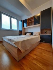 um quarto com uma cama grande num quarto em Cozy one-bedroom apartment in Skopje em Skopje