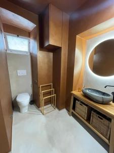 a bathroom with a toilet and a sink at Casa Noal in Nardò