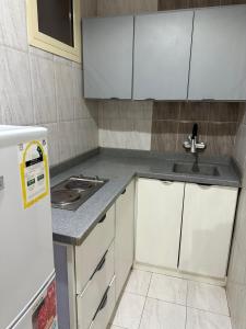 Dapur atau dapur kecil di صالة وغرفتين نوم دخـول ذاتي