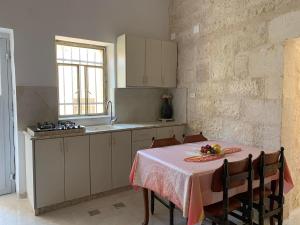 una cocina con una mesa con un plato de fruta. en Dar Ateeq's Arches/ Bethlehem Apartment en Bethlehem