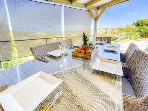 - une table en verre avec un bol de fruits sur le balcon dans l'établissement Villa Caraibe Sea 5 min walk to Orient Bay beach, à La Baie-Orientale 26 autres photos