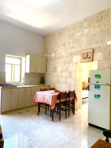 Ett kök eller pentry på Dar Ateeq's Arches/ Bethlehem Apartment