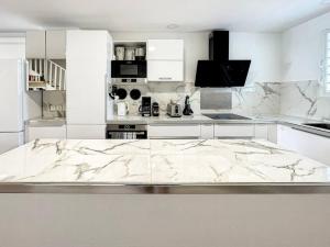 Cucina o angolo cottura di Maison Caraibes beach front on Orient Bay with 2 big pools
