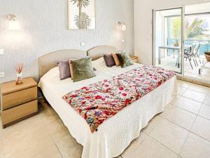 Letto o letti in una camera di Maison Caraibes beach front on Orient Bay with 2 big pools