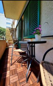 Balkón nebo terasa v ubytování Cozy apartment with balcony 10 min from the beach