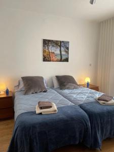 Apartamento en el centro de Miami Platja 155B - INMO22 في هوسبيتاليت دي لانفنت: سريرين في غرفة نوم عليها مناشف +4 صور