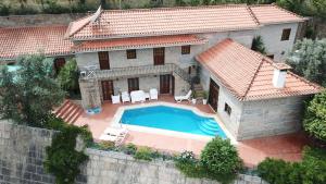 - une vue aérienne sur une maison avec une piscine dans l'établissement Casa do Avô, à Entre-os-Rios