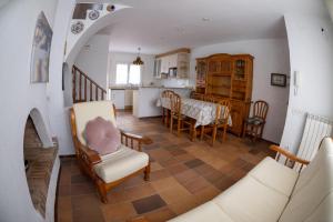 cocina y sala de estar con mesa y sillas en Casa a pie de playa en La Llosa 103D - INMO22, en Cambrils