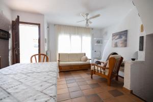 sala de estar con mesa, sillas y sofá en Casa a pie de playa en La Llosa 103D - INMO22, en Cambrils