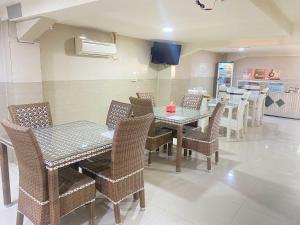 comedor con mesa y sillas en Penginapan Star Ambon Mitra RedDoorz, en Ambon