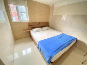 - une petite chambre avec un lit et une fenêtre dans l'établissement Penginapan Star Ambon Mitra RedDoorz, à Ambon