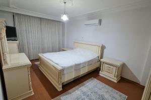 Postel nebo postele na pokoji v ubytování Antalya deniz manzaralı jakuzili KRAL dairesi