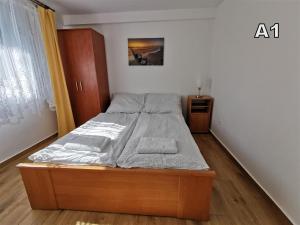 ein Schlafzimmer mit einem Bett in einem Zimmer in der Unterkunft DM APARTAMENTY Kościelna 54 in Mielno