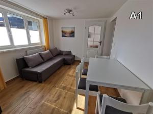 ein Wohnzimmer mit einem Sofa und einem Tisch in der Unterkunft DM APARTAMENTY Kościelna 54 in Mielno