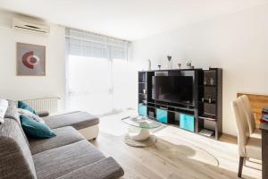 טלויזיה ו/או מרכז בידור ב-Sunny and pet friendly 1bedr close to the centre