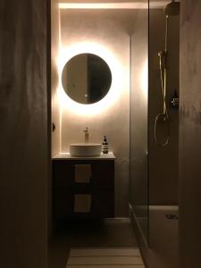 La salle de bains est pourvue d'un lavabo et d'un miroir. dans l'établissement LuxeLevallois chic stay with balcony 800 meters from Paris, à Levallois-Perret