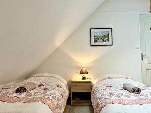 2 łóżka pojedyncze w sypialni na poddaszu w obiekcie COC - Les Sables Blancs w mieście Wissant
