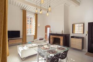 TV a/nebo společenská místnost v ubytování Appartement d'exception au pied de la cathédrale