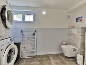 Ένα μπάνιο στο Maison familiale La Belle Vie jacuzzi/sauna +30 φωτογραφίες
