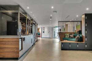 Roomzzz Edinburgh的休息区
