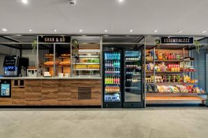 公寓式酒店内部或周边的超市或其他商店