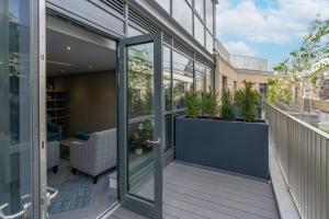 Roomzzz Edinburgh的阳台或露台