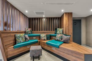 Roomzzz Edinburgh的休息区