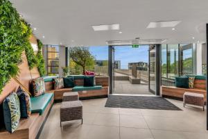 Roomzzz Edinburgh的休息区