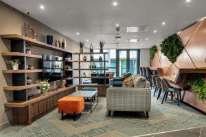 Roomzzz Edinburgh的休息区