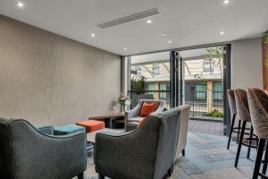 Roomzzz Edinburgh的休息区