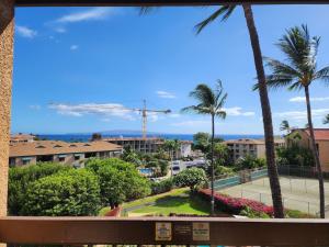 desde el balcón de un complejo con palmeras en Maui Vista 3411 condo, en Kihei