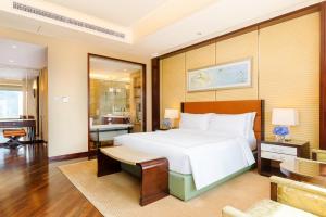 Letto o letti in una camera di The Ritz-Carlton, Shenzhen