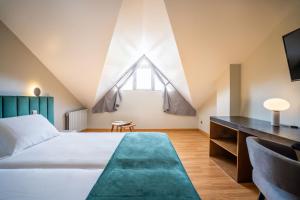 Cama o camas de una habitación en Abba Comillas Hotel