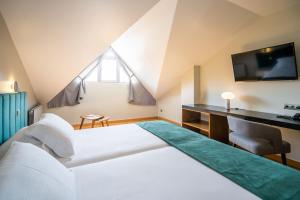 Cama o camas de una habitación en Abba Comillas Hotel