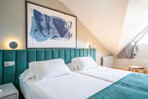 Cama o camas de una habitación en Abba Comillas Hotel