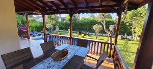 - une table et des chaises sur une terrasse couverte avec vue dans l'établissement Villa Koral in Kirkpinar - Sapanca, à Sapanca