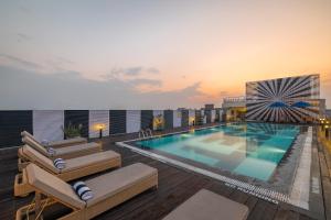 斋浦尔Sunday Hotel Jaipur的建筑物屋顶上的游泳池