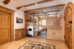 pokój z drewnianymi drzwiami i pokój z łóżkiem w obiekcie Residence Untermösslhof w mieście Lana