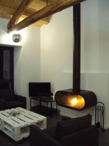 a living room with a couch and a table at EL BAILE, casa con jacuzzi al lado de Peñafiel in Olmos de Peñafiel