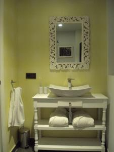 uma casa de banho com um lavatório e um espelho em EL BAILE, casa con jacuzzi al lado de Peñafiel em Olmos de Peñafiel
