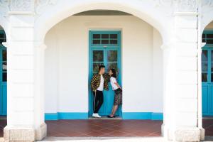 una pareja de pie en la puerta de un edificio en Renaissance Xiamen Hotel, en Xiamen