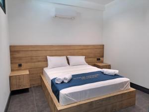 1 dormitorio con 1 cama con 2 toallas en Panoramic Residences Bodrum en Bodrum