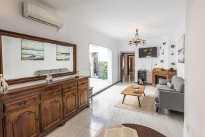 salon z dużym drewnianym centrum rozrywki w obiekcie Casa Rural Berraquero w mieście La Lantejuela