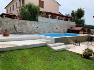 Der Swimmingpool an oder in der Nähe von KAMENJAK VOLME, Cousy house with Pool